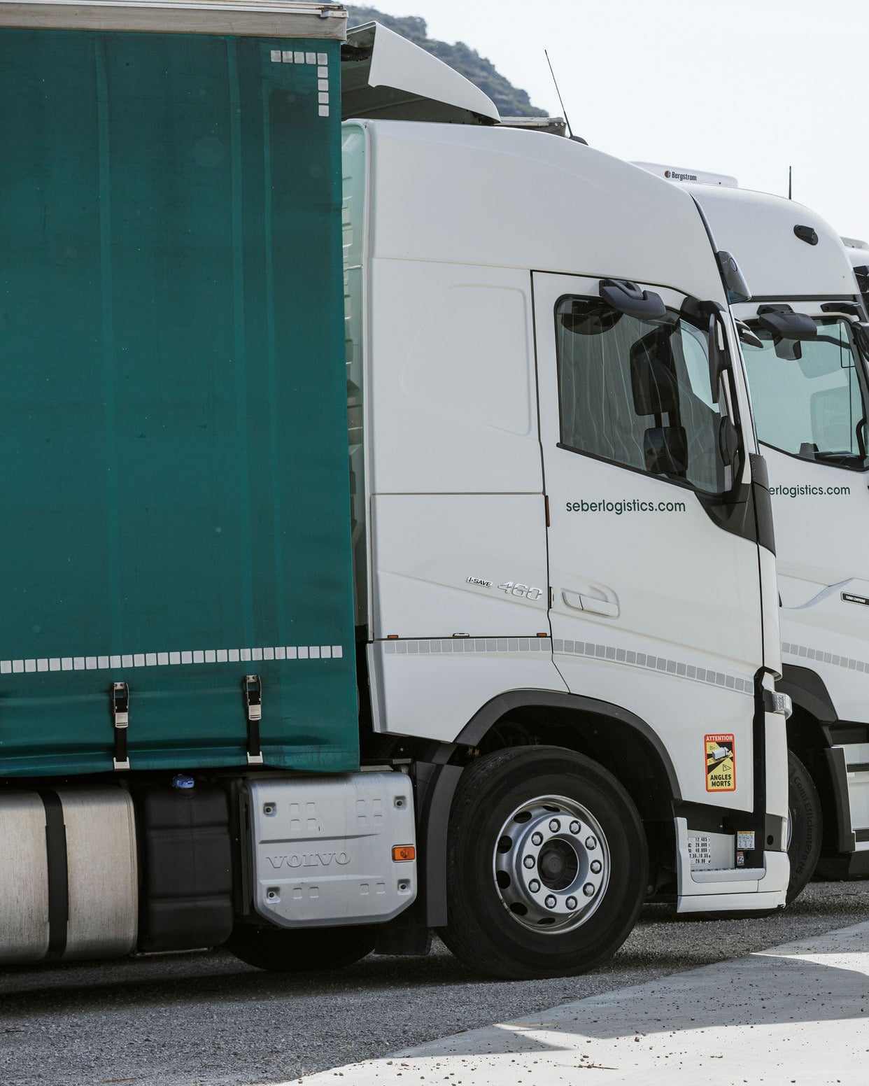 Filera de camions de la flota de Seber Logístics alineats a la base