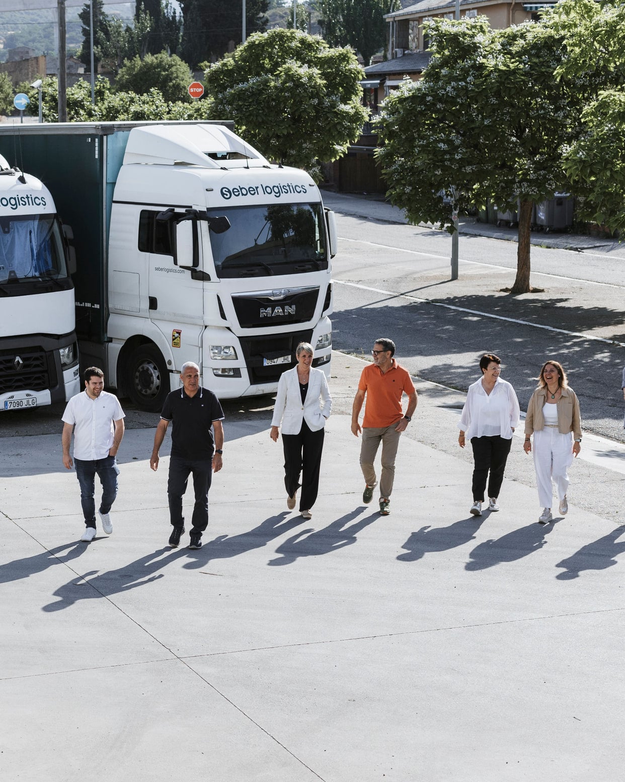 La família Serra a la base de Seber Logístics, amb camions al darrere