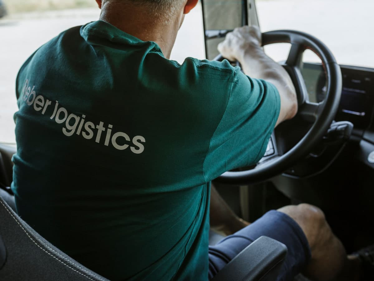 Conductor de Seber Logístics al volante de un camión